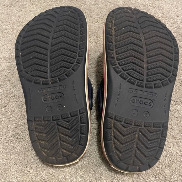 Crocs sandals kids size 2 in dark blue great condition - Picture 4 of 8